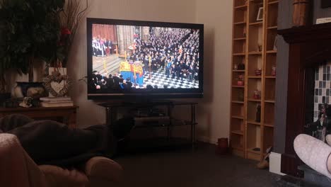 Familia-Viendo-El-Servicio-Funerario-De-Su-Majestad-La-Reina-Elizabeth-Transmitido-En-La-Televisión-Británica-En-Casa