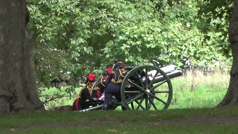 Members-of-the-Household-Cavalry-fire-canons-to-mark-the-passing-of-Queen-Elizabeth-II-during-the-funeral-proceedings-in-Hyde-Park-central-London,-UK