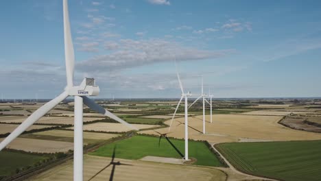 Rotorblätter-Von-Windkraftanlagen-Drehen-Sich-An-Einem-Sonnigen-Tag-Mit-Ländlichen-Feldern-In-Thisted,-Dänemark