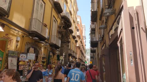 Freihandaufnahmen-Aus-Einer-Belebten-Seitenstraße-Voller-Touristen-In-Neapel,-Italien