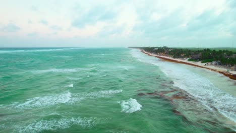 Luftaufnahme-Des-Türkisfarbenen-Wassers-An-Der-Küste-Von-Tulum,-Mexiko,-üppiger-Grüner-Strand