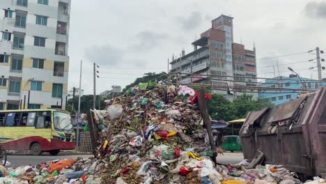 Basurero-Urbano-En-La-Carretera-Lleno-De-Residuos