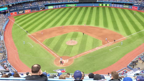 Ballpark-Baseball-Stadion-Steht-Tribünen-Hochwinkelansicht,-Professionelles-Major-League-Match-Blue-Jays-Toronto-Club-Vs-Red-Sox,-Spieler-Spielen-Auf-Der-Grünen-Wiese,-Massenanhänger-Fans-Auf-Der-Tribüne-Beobachten