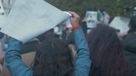 Frau-Mit-Plakat-&quot;Islamische-Republik-Vs.-Iran&quot;-Beim-Protest-Gegen-Das-Iranische-Regime-In-Dublin