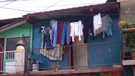 poor-house-with-clothes-laid-out-in-nicaragua-,-san-juan-del-sur-,-rivas-,-streets,-nicaragua,-village-nicaraguanse,-coastal,-poverty,-managua