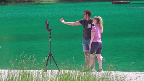 Una-Pareja-Tomándose-Una-Selfie-En-El-Lago-Braies