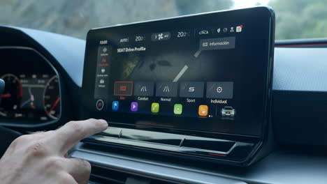 Dedo-De-La-Mano-Presionando-El-Botón-De-Modo-Deportivo-En-La-Pantalla-Del-Camión-Mientras-Conduce