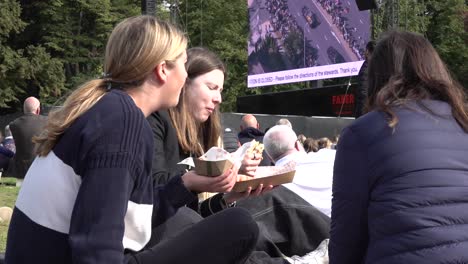 Friends-gather-to-mourn-the-passing-of-the-Queen-in-Hyde-Park-central-London,-UK