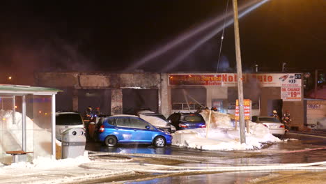 Bomberos-Terminando-De-Extinguir-Edificio-Comercial-En-Toronto,-Temporada-De-Invierno