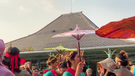 Die-Aufregung-Des-Indonesischen-Regenschirmfestivals-Im-Pura-Mangkunegaran