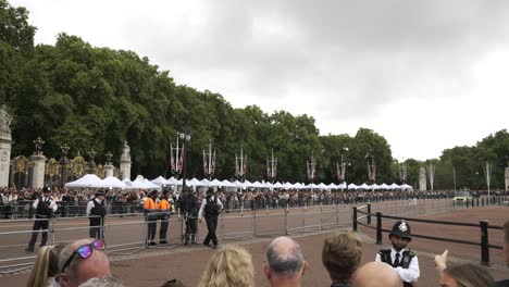 Mayor-Seguridad-Fuera-Del-Palacio-De-Buckingham-Con-Carpas-Blancas-Instaladas-Para-Que-Los-Locutores-De-Noticias-Brinden-Cobertura-Mediática-Y-Actualizaciones-Después-De-La-Muerte-De-La-Reina-Elizabeth,-Londres,-Inglaterra