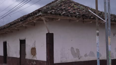 Altes-Haus-Mit-Fliesen,-Verlassenes-Haus,-Rivas-Straßen,-Nicaragua,-Nicaragua,-Kolonialstadt,-Arme-Häuser,-Nicaraguaner,-Straßenarbeiter-Mit-Fahrradkabinen