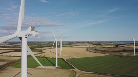 Ackerland-Mit-Windkraftanlagen-Zur-Erzeugung-Alternativer-Und-Erneuerbarer-Energie