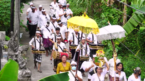 Szene-Religiöser-Feier-Auf-Den-Straßen-Von-Bali-Tagsüber