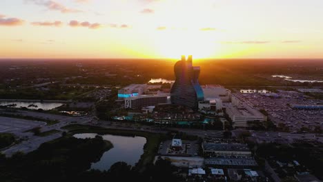 Vista-Aérea-Alrededor-Del-Complejo-Casino-Seminole-Hard-Rock,-Durante-La-Puesta-De-Sol---Dando-Vueltas,-Tiro-De-Drones