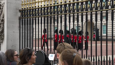 Buckingham-Palace,-Der-Nach-Dem-Tod-Von-Königin-Elizabeth-Ii.-Die-Wache-Auf-Dem-Palastgelände-Wechselt