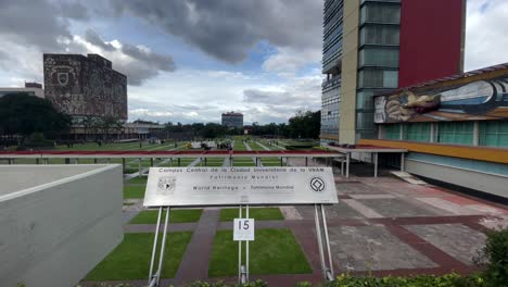 Schuss-Aus-Blick-Auf-Den-Gedenkplatz-Der-Unesco-Der-Unam