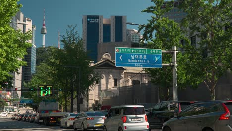 Viele-Autos-Stecken-In-Einem-Stau-Im-Jung-ru-viertel-In-Der-Innenstadt-Von-Seoul,-N-Soul-Tower-View-An-Einem-Sommertag