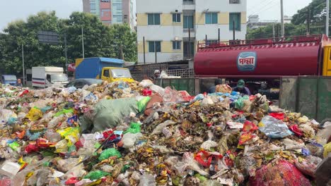 Los-Recolectores-De-Basura-Clasifican-Los-Montones-De-Basura-En-Un-Vertedero-Al-Lado-De-Una-Carretera-Muy-Transitada