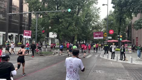 Schuss-Einer-Gruppe-Von-Läufern-Des-Mexiko-stadtmarathons-2022-In-Polanco