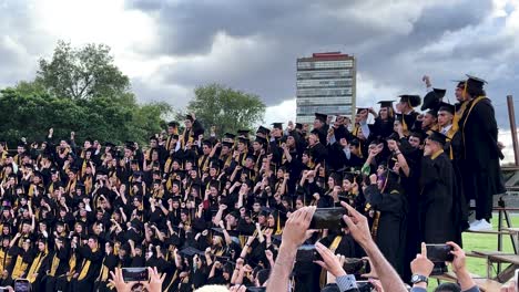 Toma-En-Cámara-Lenta-De-Estudiantes-De-La-Facultad-De-Ciencias-De-La-Unam-Celebrando-Su-Graduación-En-La-Ciudad-De-México