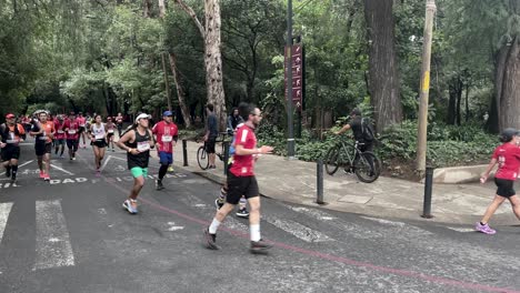 Foto-De-Un-Grupo-De-Corredores-Del-Maratón-De-La-Ciudad-De-México-2022-Cerca-De-La-Línea-De-Meta