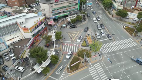 Vista-Aérea-Del-Tráfico-Por-Carretera-En-La-Intersección-Durante-La-Hora-De-Menor-Actividad,-En-La-Ciudad-De-Daegu,-Corea