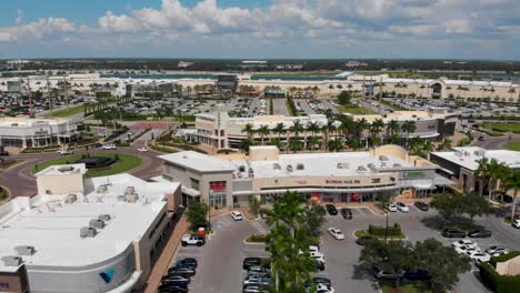 Video-De-Dron-De-4k-Del-Centro-Comercial-En-El-Centro-De-La-Ciudad-Universitaria-En-El-Condado-De-Sarasota,-Florida