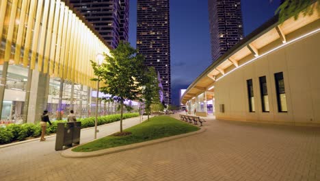 Vista-Desde-El-Suelo-De-La-Plaza-En-El-Centro-Metropolitano-De-Vaughan-En-Vaughan,-Ontario,-Canadá