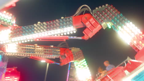 Helle-Lichter-Und-Nervenkitzel-Im-Vergnügungspark-An-Einem-Warmen-Sommerabend