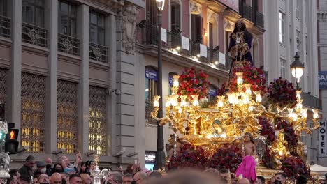 La-Procesión-De-Carrozas-De-Jesús-De-Nazaret-Se-Detiene-Para-Que-Los-Portadores-Descansen