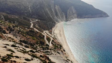 Giro-Cerrado-En-La-Montaña-Hacia-La-Playa-De-Myrtos-Visto-Desde-La-Cima-De-La-Montaña-En-Cefalonia,-Grecia