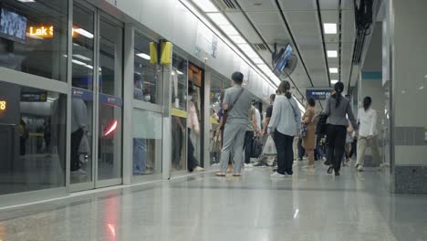 Fahrgast-Warten-Und-In-Der-U-Bahn-Station-In-Die-U-Bahn-Einsteigen