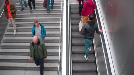 Leute-Benutzen-Rolltreppe-Zum-U-bahnhof-München-Marienplatz