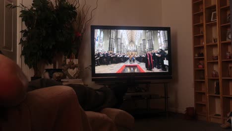 Familia-Del-Hogar-Viendo-El-Servicio-Funerario-Ceremonial-De-Su-Majestad-La-Reina-Isabel-Transmitido-En-La-Televisión-Británica-En-Casa