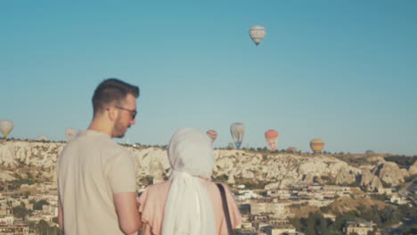 Linda-Pareja-Turca-De-Pie-Con-Vistas-A-Goreme,-Capadocia