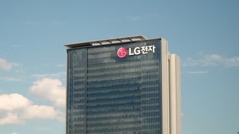 Lg-Electronics-Seocho-Forschungs--Und-Entwicklungscampusgebäude-Gegen-Blauen-Himmel-Mit-Flauschigen-Wolken---Zeitraffer