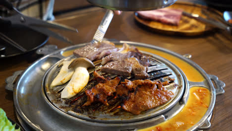 Gegrilltes-Schweine--Und-Rindfleisch-Im-Koreanischen-Stil-Oder-Koreanisches-Bbq