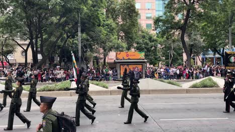 Toma-En-Cámara-Lenta-Del-Cuerpo-Expedicionario-De-Las-Fuerzas-Aéreas-Del-Ejército-Mexicano-Durante-El-Desfile-Militar-En-La-Avenida-Del-Paseo-De-La-Reforma-En-La-Ciudad-De-México