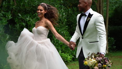 Junge-Afroamerikanische-Braut-Und-Bräutigam,-Die-An-Ihrem-Hochzeitstag-Glücklich-Hüpfen-Oder-Laufen