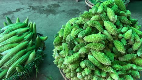 Calabaza-Amarga-Guardada-En-Una-Canasta-En-Un-Mercado-Local-En-Bangladesh-Con-Vendedores-Negociando