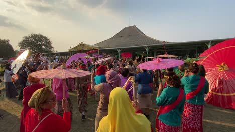 Die-Aufregung-Des-Indonesischen-Regenschirmfestivals-Im-Pura-Mangkunegaran