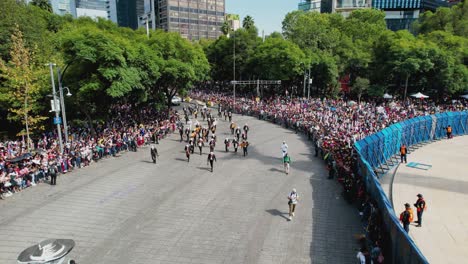 Vista-Aérea-De-Un-Esqueleto-Y-Vehículos-Decorados-Con-Calaveras-En-El-Desfile-Del-Día-De-Los-Muertos-En-La-Ciudad-De-México