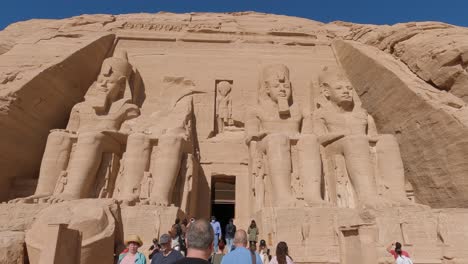 Berühmter-Felsentempel-Von-Abu-Simbel,-Massive-Statuen,-Die-In-Felsen-Gehauen-Wurden,-Touristische-Historische-Stätte