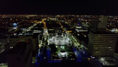 Vista-Aérea-Hacia-La-Archidiócesis-Católica-Romana-De-Chihuahua,-Durante-La-Noche,-En-México