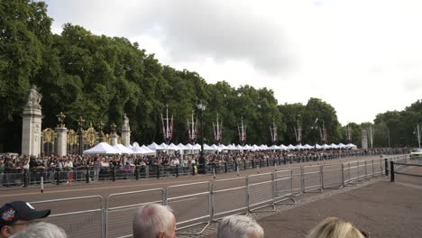 Mayor-Seguridad-Fuera-Del-Palacio-De-Buckingham-Con-Carpas-De-Difusión-Blancas-Para-Brindar-Cobertura-Mediática-Y-Actualizaciones-Después-De-La-Muerte-De-La-Reina-Elizabeth,-Londres,-Inglaterra