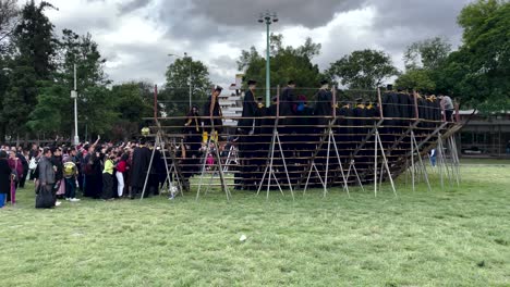 Foto-De-Egresados-De-La-Unam-Subiendo-A-Las-Gradas-Para-La-Foto-Oficial