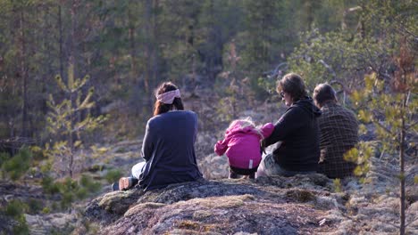 Familia-De-Senderismo-Tomando-Un-Descanso-De-Picnic-En-Una-Montaña