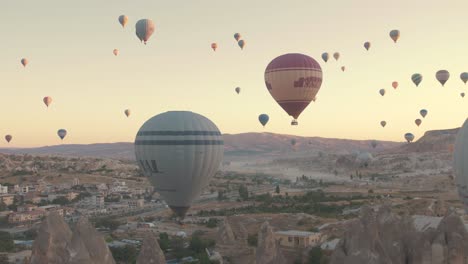 Globos-Aerostáticos-Llenan-El-Cielo-Con-Vistas-Mágicas-Desde-La-Colina-De-Los-Amantes-Capadocia