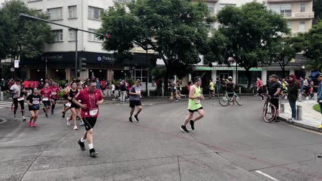 Foto-De-Un-Grupo-De-Corredores-Del-Maratón-De-La-Ciudad-De-México-2022-A-Su-Paso-Por-La-Avenida-Presidente-Masaryk